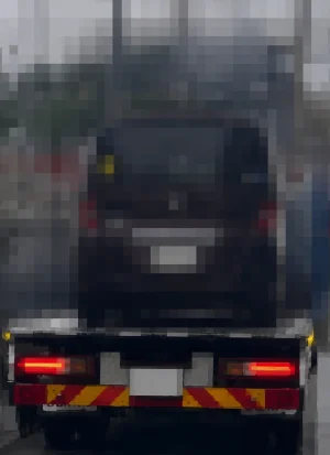 タイトル:キャリアカーで移動する車。
